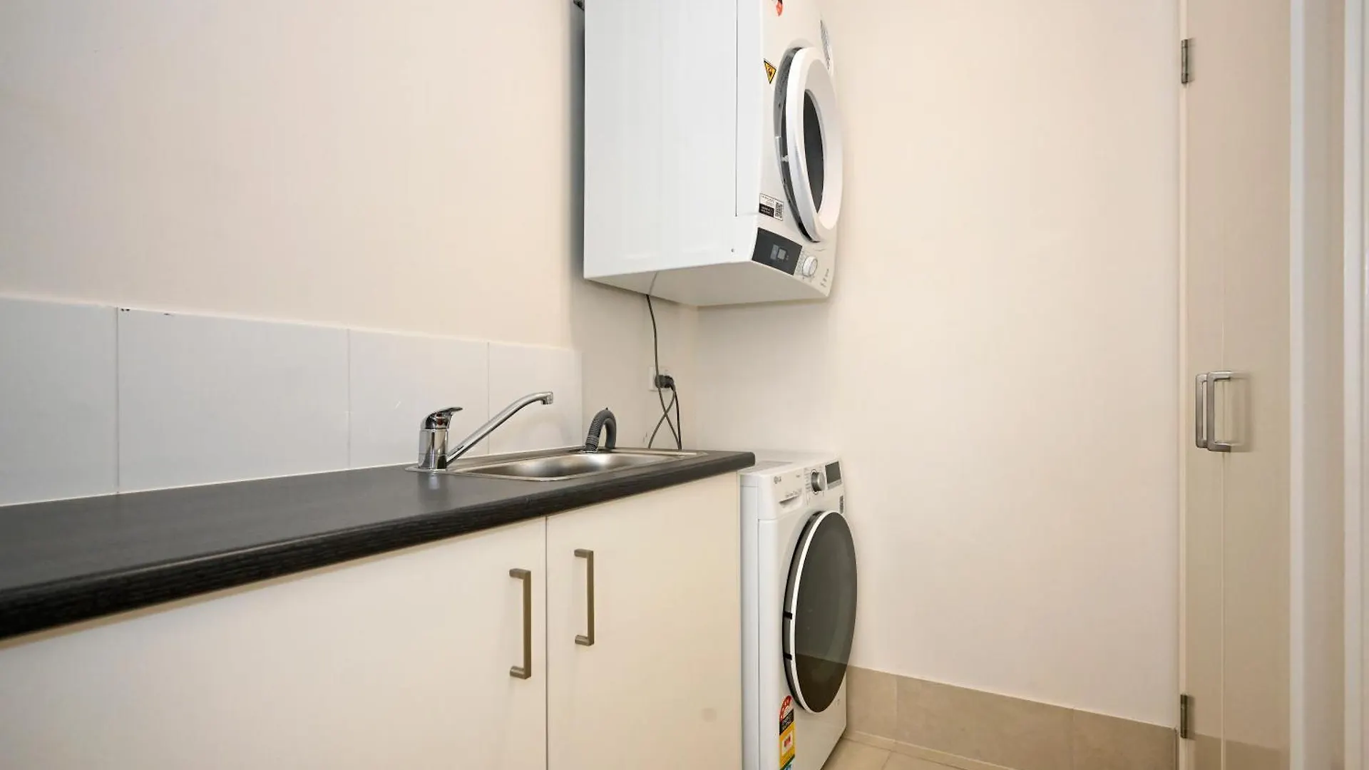 Stylish Maroochydore Delight - 3 Bed, 2 Bath 0*,