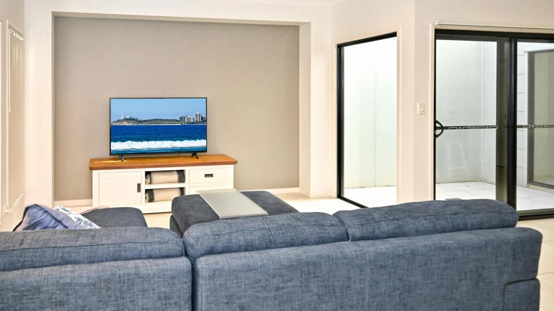 Stylish Maroochydore Delight - 3 Bed, 2 Bath 0*,