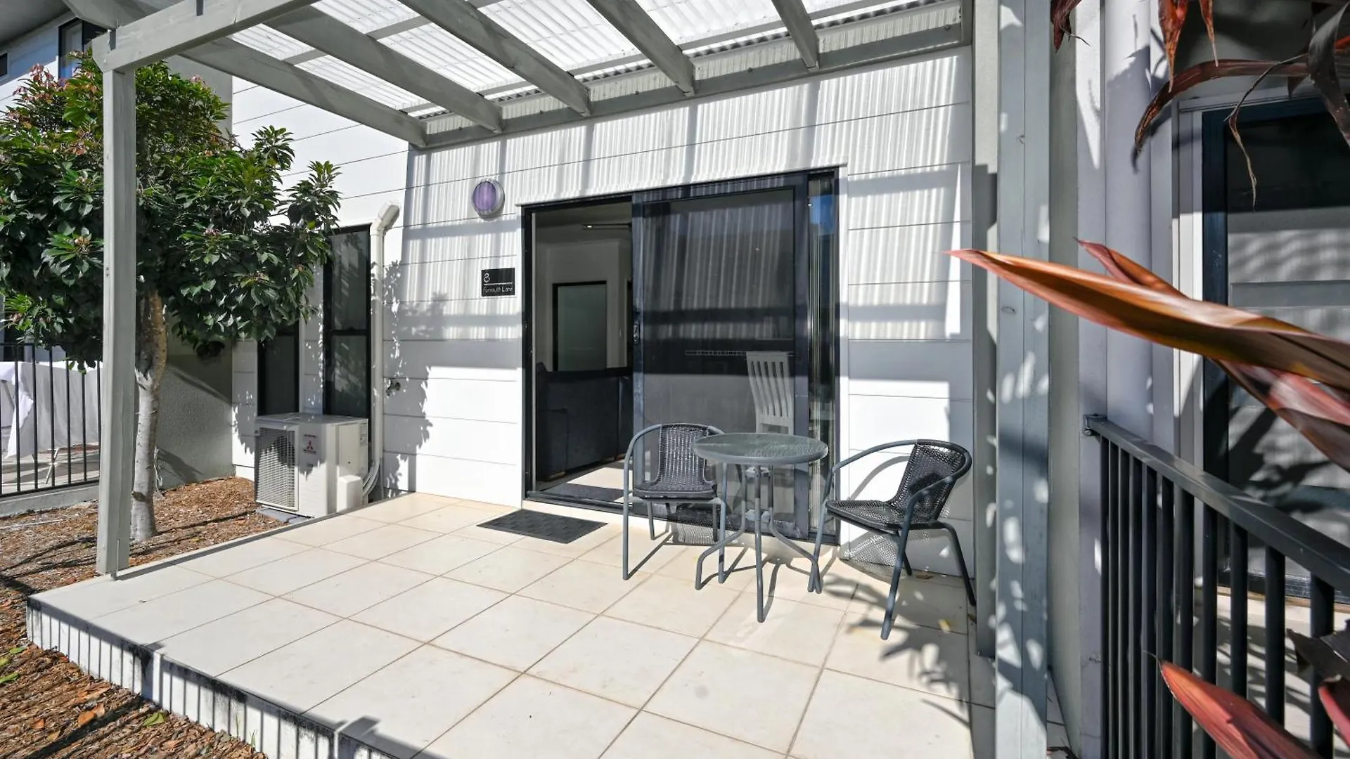 Stylish Maroochydore Delight - 3 Bed, 2 Bath 0*,
